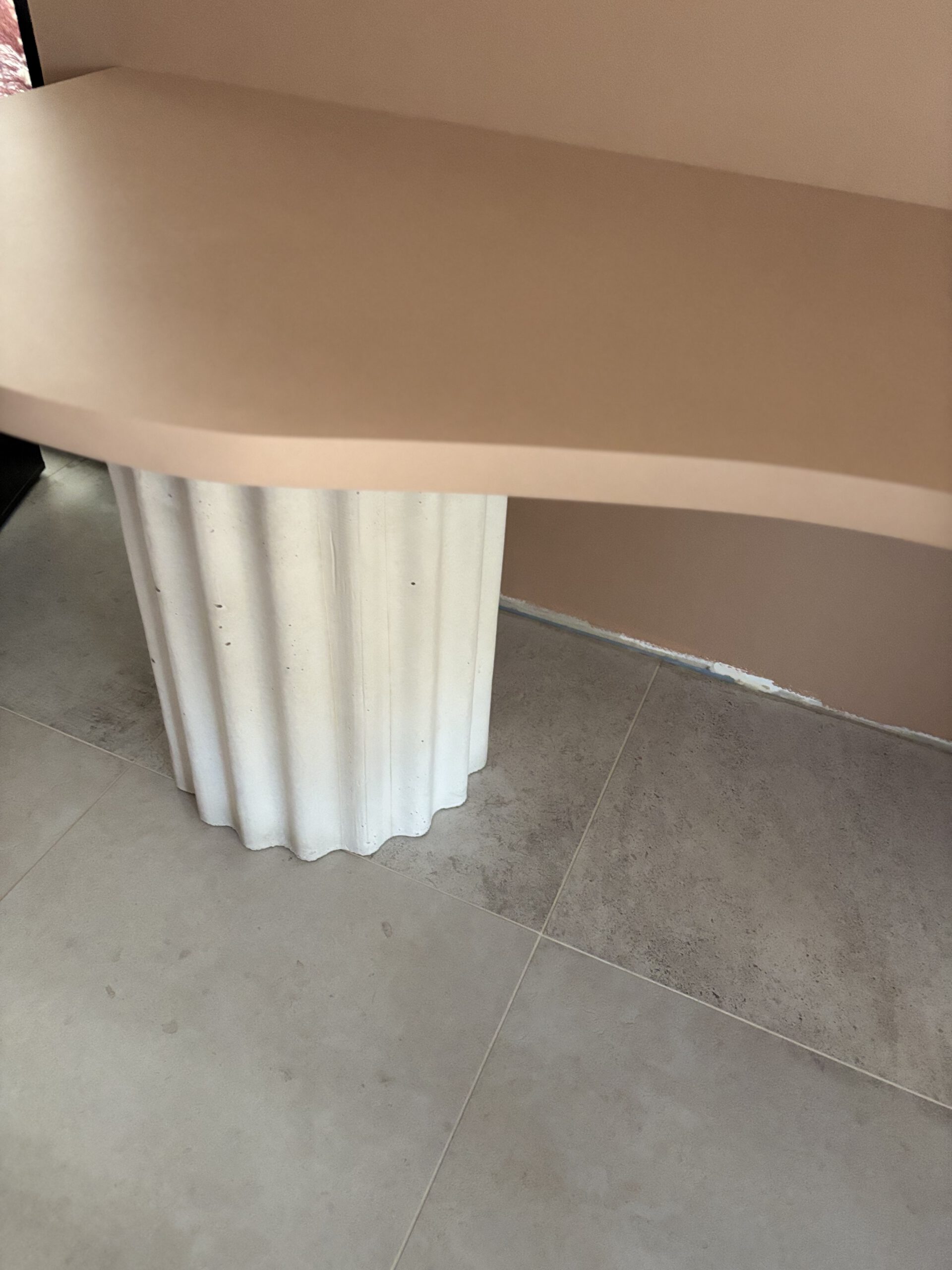 Bureau sur mesure — Détail pied béton