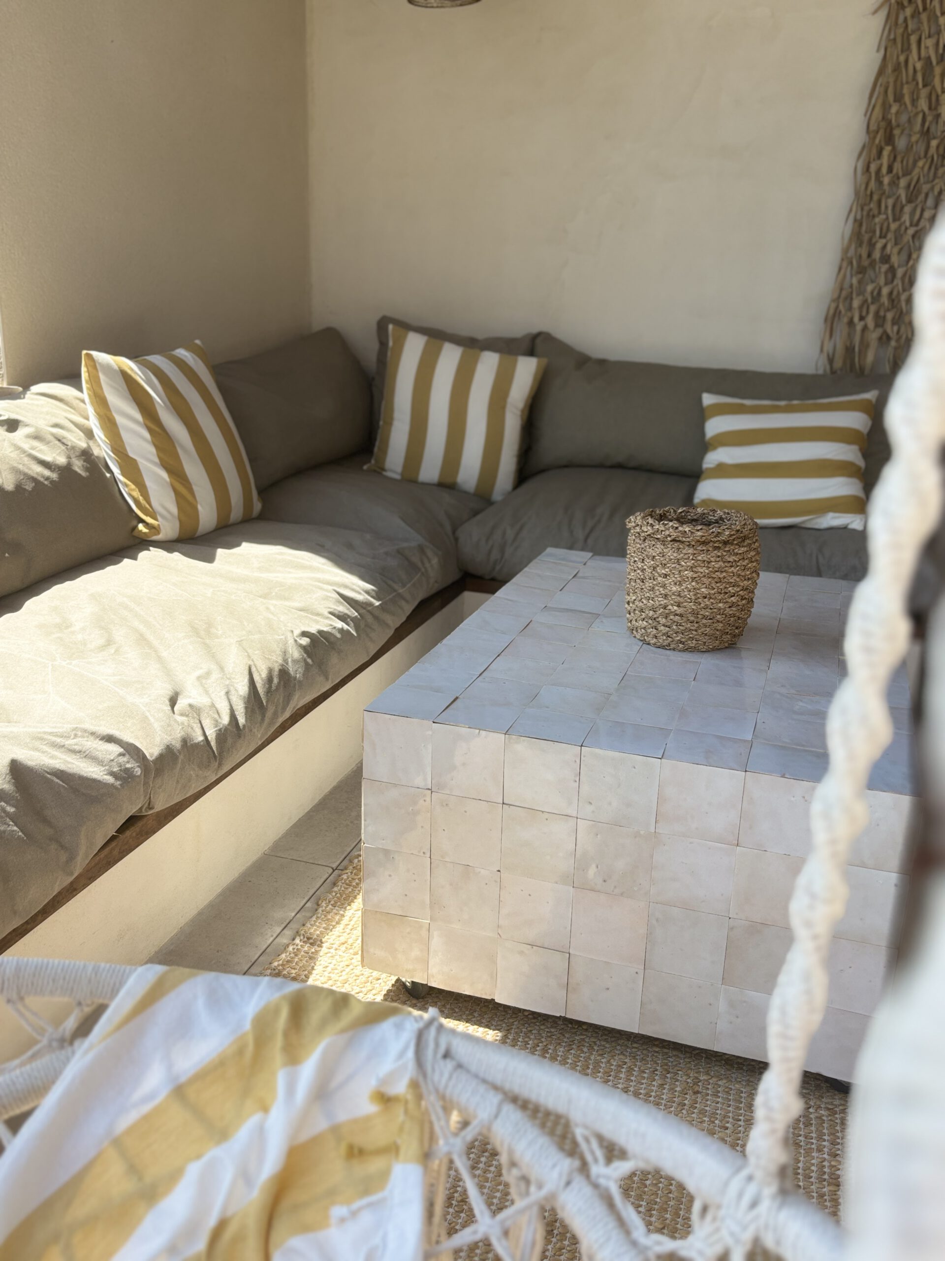 Banquette & table zellige — Vue générale